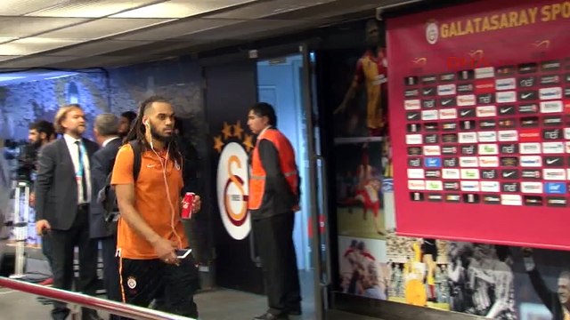 Derbi sonrası futbolcuların stattan çıkış anları