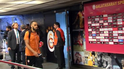 Derbi sonrası futbolcuların stattan çıkış anları