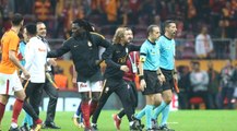 Galatasaraylı Bafetimbi Gomis, Cüneyt Çakır'a 