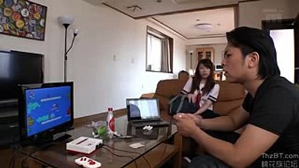 Pacar datang kerumah mala keasikan main game terus