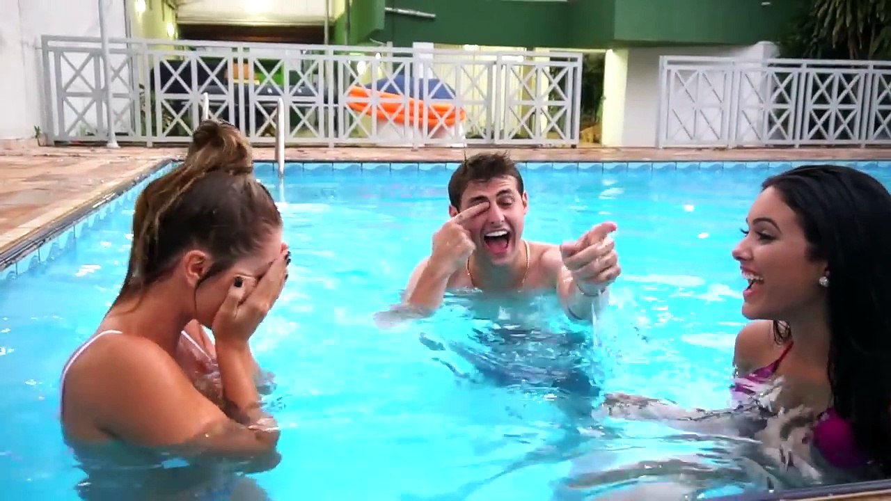 FALE QUALQUER COISA NA PISCINA !! ( COM AMIGAS ) [ REZENDE EVIL ]