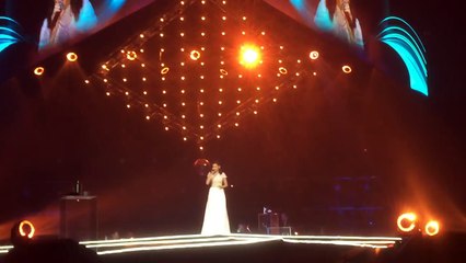 Version 2 CLOSE-UP PART 1: Regine Velasquez and Sarah Geronimo fire up the MOA ARENA stage!