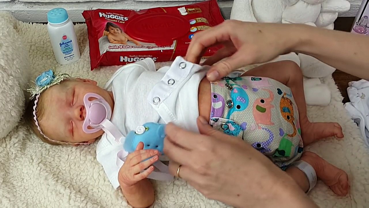 Trocando e Alimentando a Bebê Emily - Changing Reborn Baby (ASMR)
