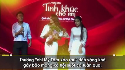 Mỹ Tâm bất ngờ khi được khán giả tặng rau muống và hát "Đừng hỏi em"