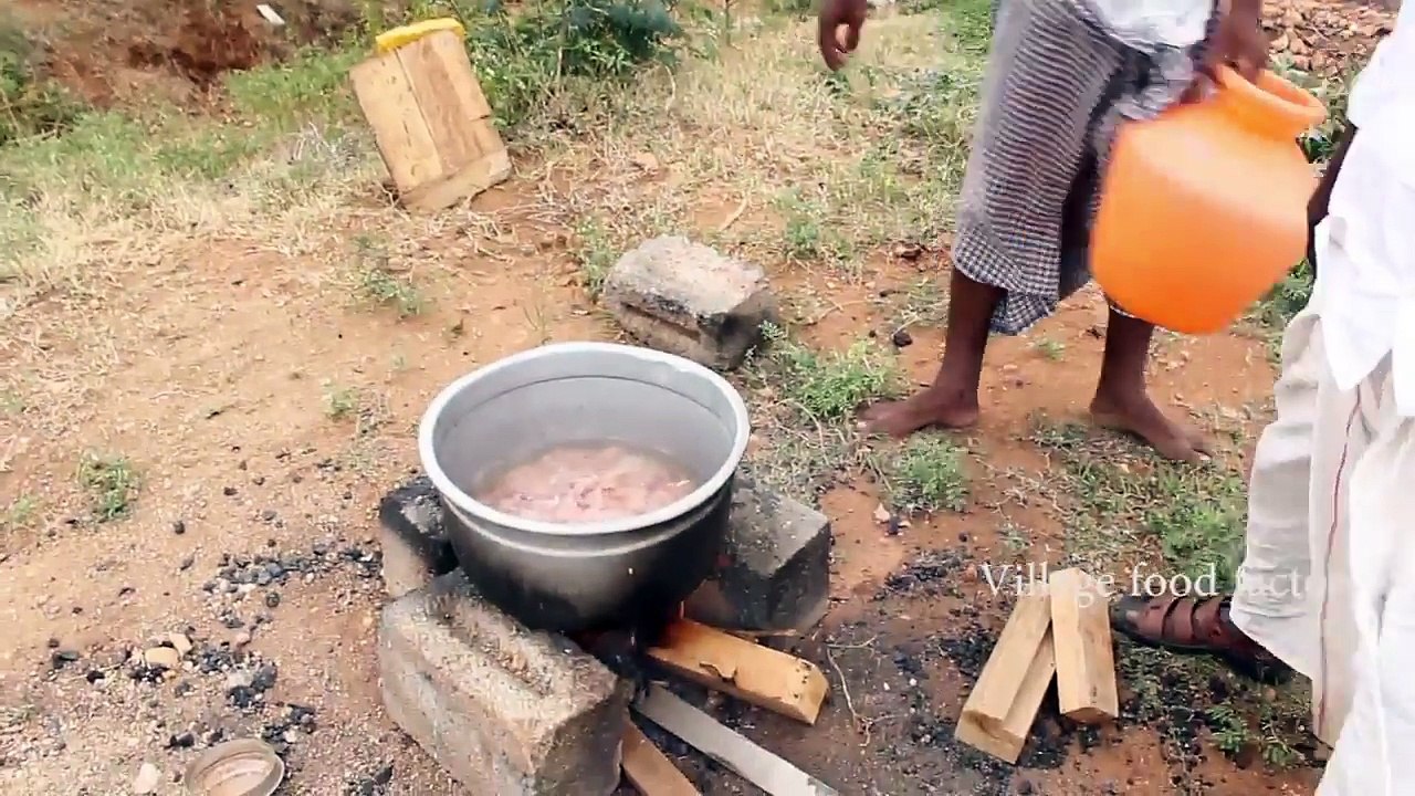 HİNTLİ DAYI TAVUK TOPLARI YAPIYOR!!!!