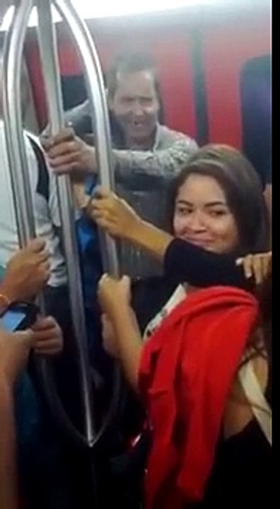 Hombre cantando en el Metro de Caracas Venezuela