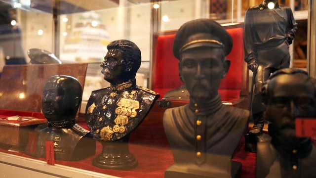 Moscou: exposition d'objets artisanaux faits par des prisonniers