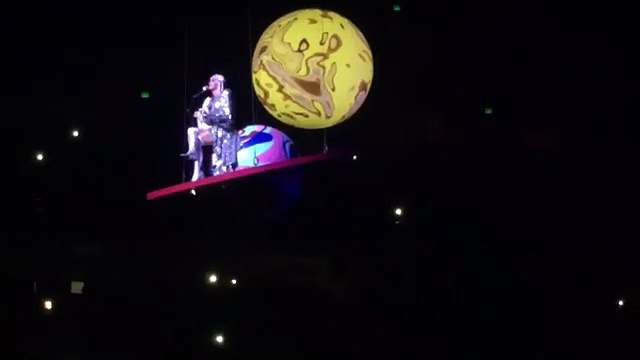 Quand Katy Perry reste coincée dans les airs après un problème technique en plein show