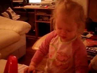 Léna et Chloé jouent à la dinette