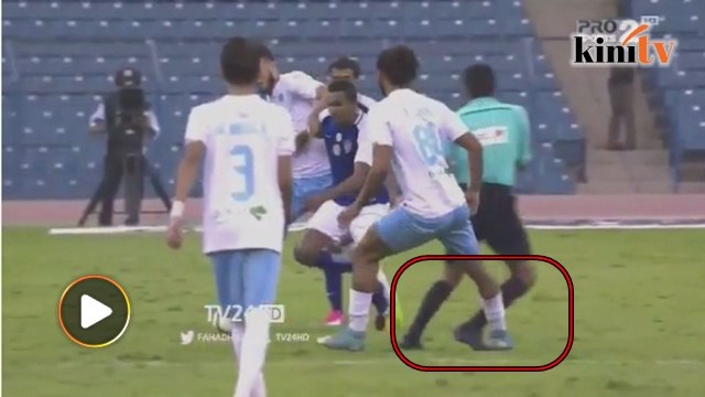 Kad kuning kerana pemain 'tak sengaja' jatuhkan pengadil