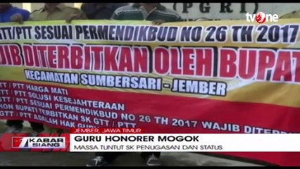 Guru Honorer Mogok Masal di Depan Kantor PGRI Kabupaten Jember
