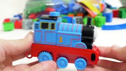 Descargar video: Thomas & Friends ☆MEGA BLOKS☆ Thomas, Percy, James, Cranky Railway Toy