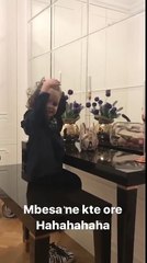 Mbesa Bes Kallakut duke kenduar kengen e dajes