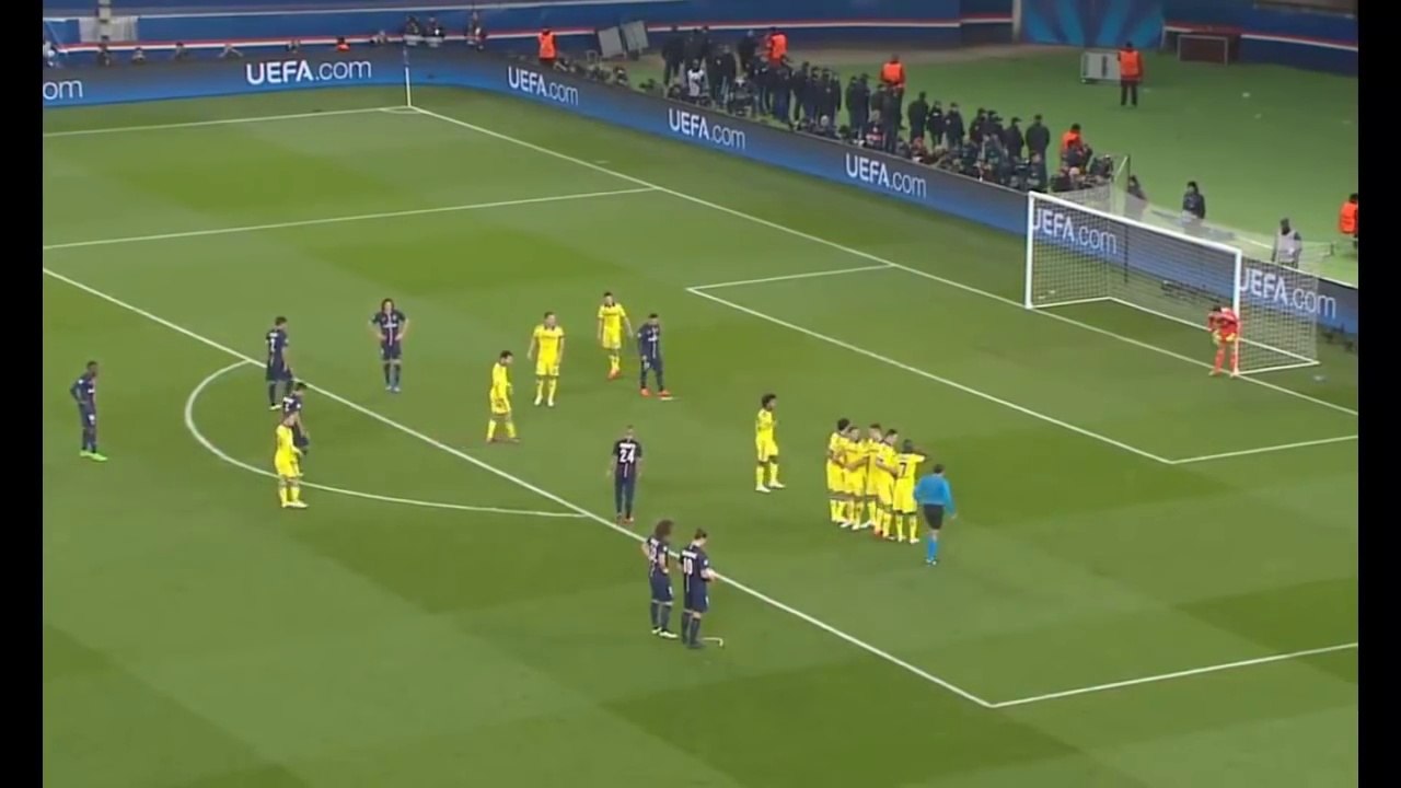 David Luiz s'amuse à déplacer le spray de l'arbitre