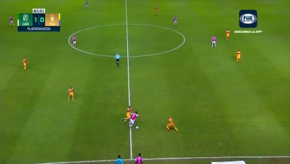 Un joueur de foot humilie deux fois son adversaire