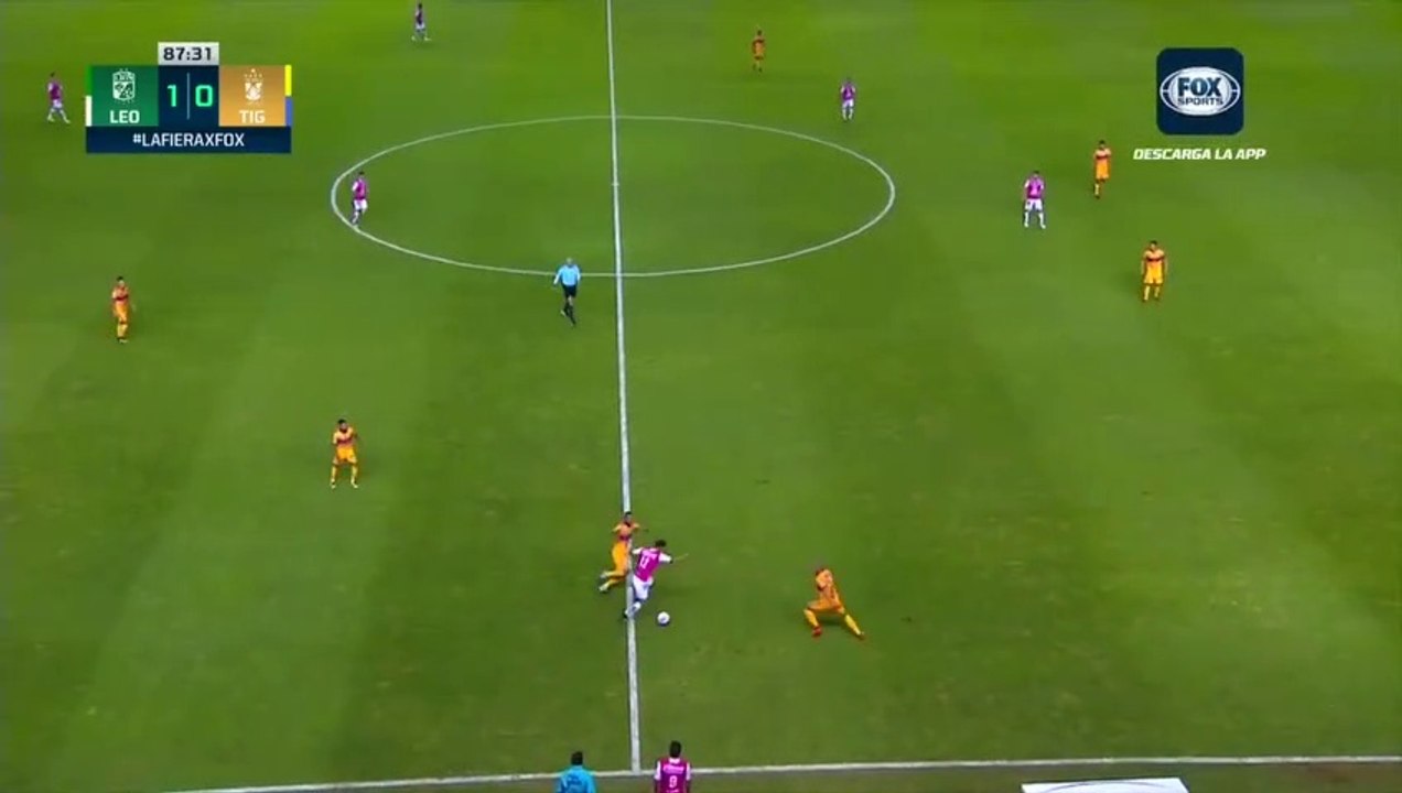 Un joueur de foot humilie deux fois son adversaire