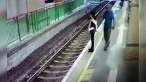 Hombre psicópata empuja a una mujer a las vías del metro