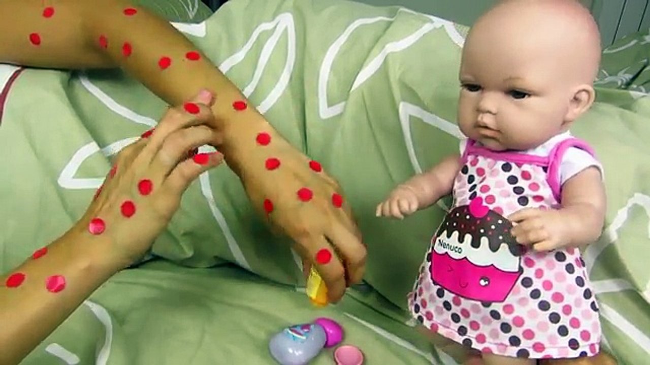 La mamá de la bebé Lucía tiene varicela, preparamos el desayuno con juguetes PlanToys Mundo Juguetes