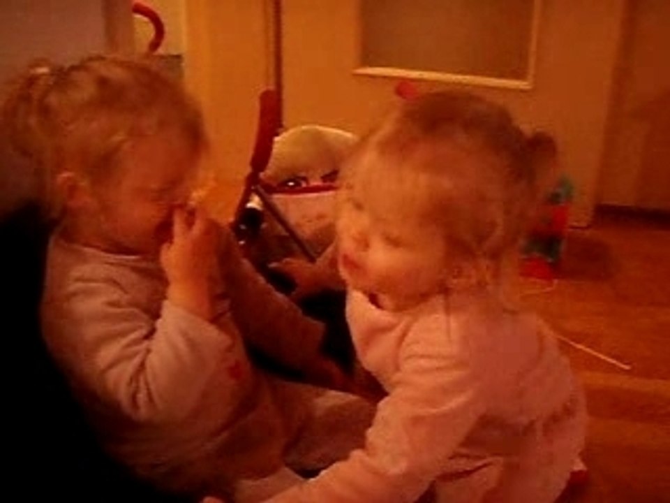 Chloé joue à la maman avec Léna