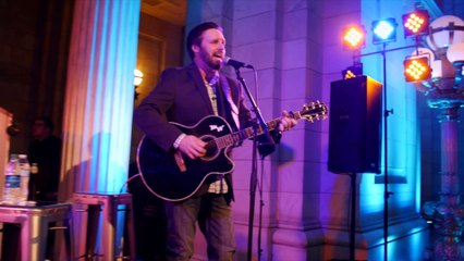 Ce couple fait sa danse de mariage, mais lorsque la femme réalise que Mark Wills est à côté d’elle...