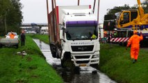 Vrachtwagen in bermsloot langs A28 bij Staphorst