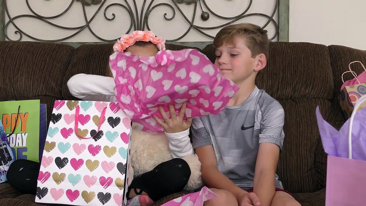 THE WORST PRESENT EVER CHALLENGE | We Are The Davises