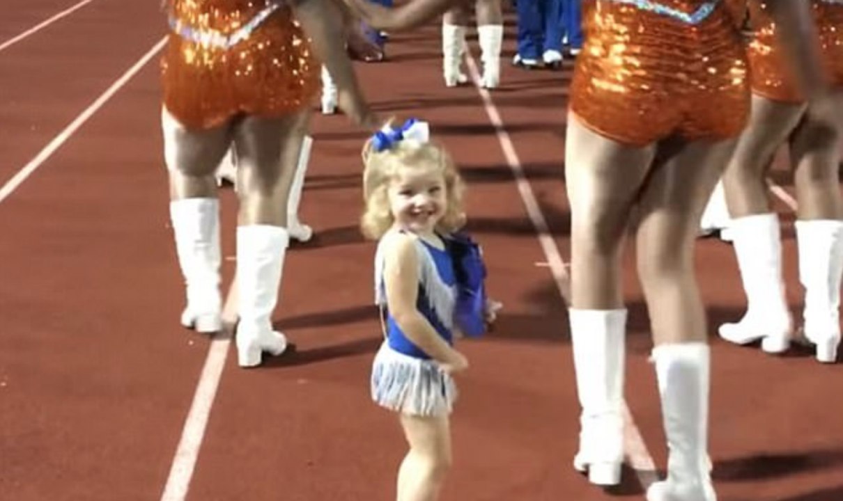 A 2 ans, elle vole la vedette aux pom-pom girls sur le terrain !