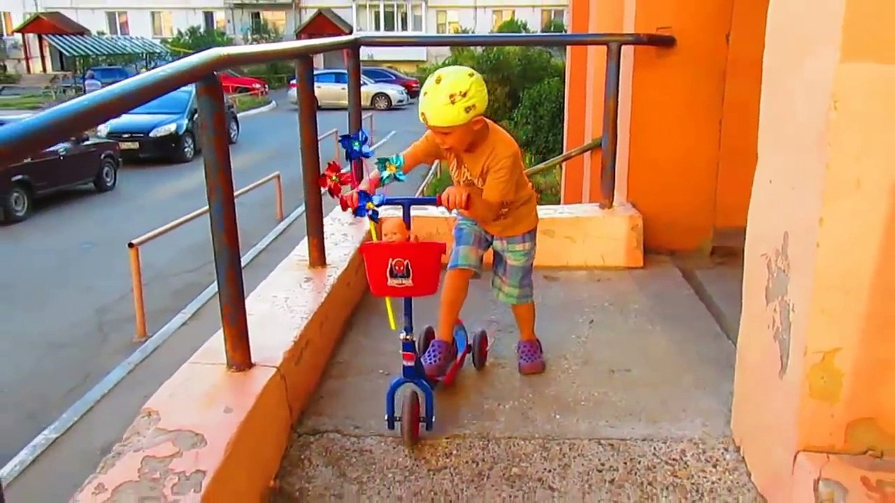 ИГРАЕМ В ДОКТОРА С УКОЛОМ кукла пупсик упал ДОКТОР СТАВИТ УКОЛ делает перевязку Play Doctor