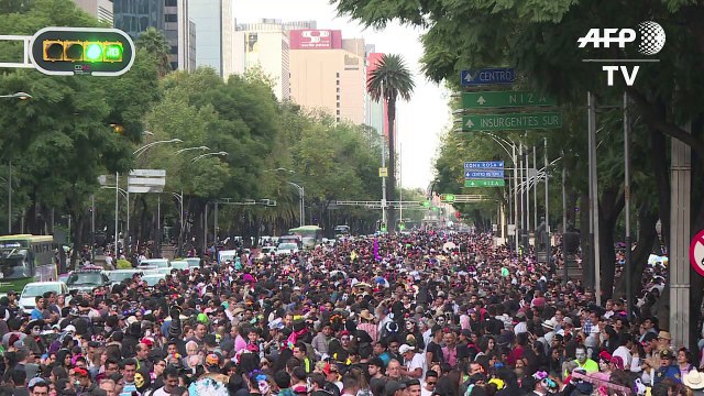 Mexique: défilé à Mexico à l'approche du Jour des morts