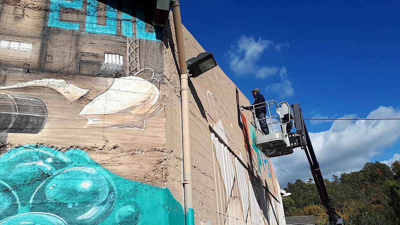 Aouste-sur-Sye: des graffeurs font le mur de l’ancienne usine Sacna-Lembacel
