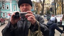 Геннадий Горин снимает видео на видеокамеру, фанаты в городе