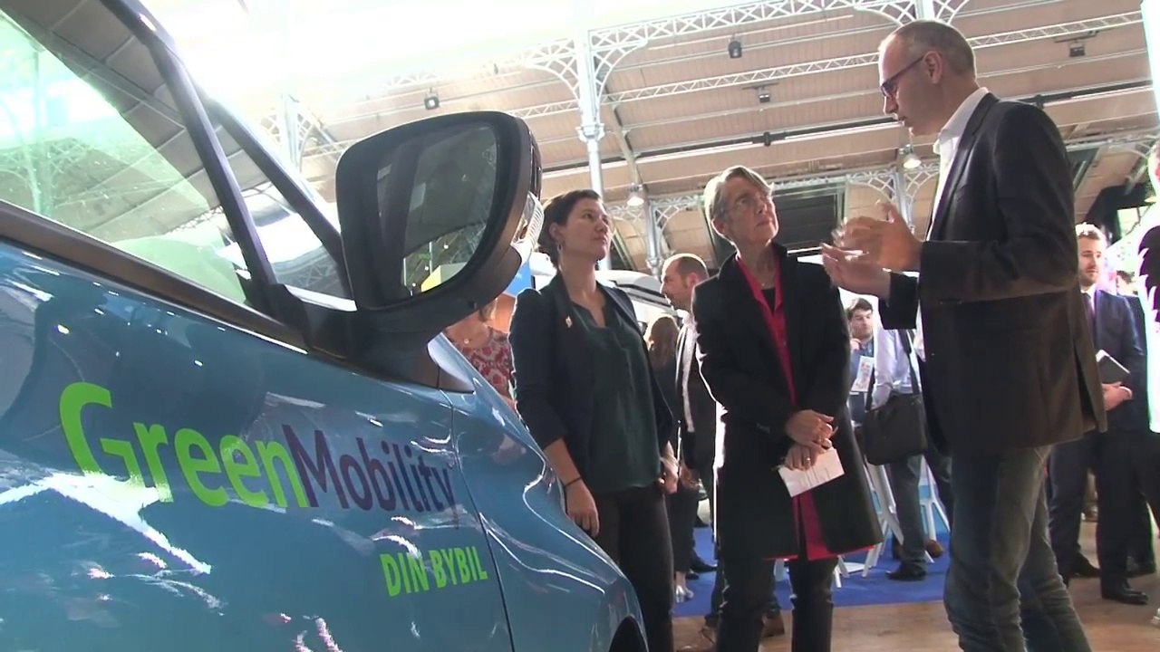 Elisabeth Borne visite le salon Autonomy consacré au futur de la mobilité urbaine à Paris