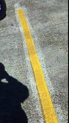 Lancer de chaussure à moto