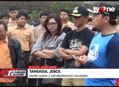 Siswa SMA 2 Bogor Bersihkan Sisa Lumpur Banjir Bandang