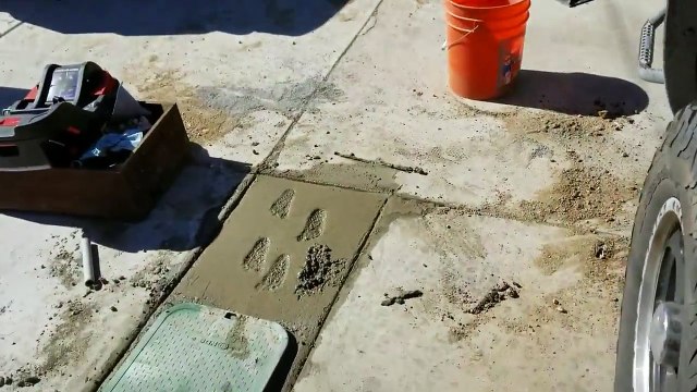 Une dalle de béton pas séchée baptisée par.. son fils !