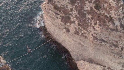 Marcher en équilibre sur une corde à 40m au-dessus de la mer !