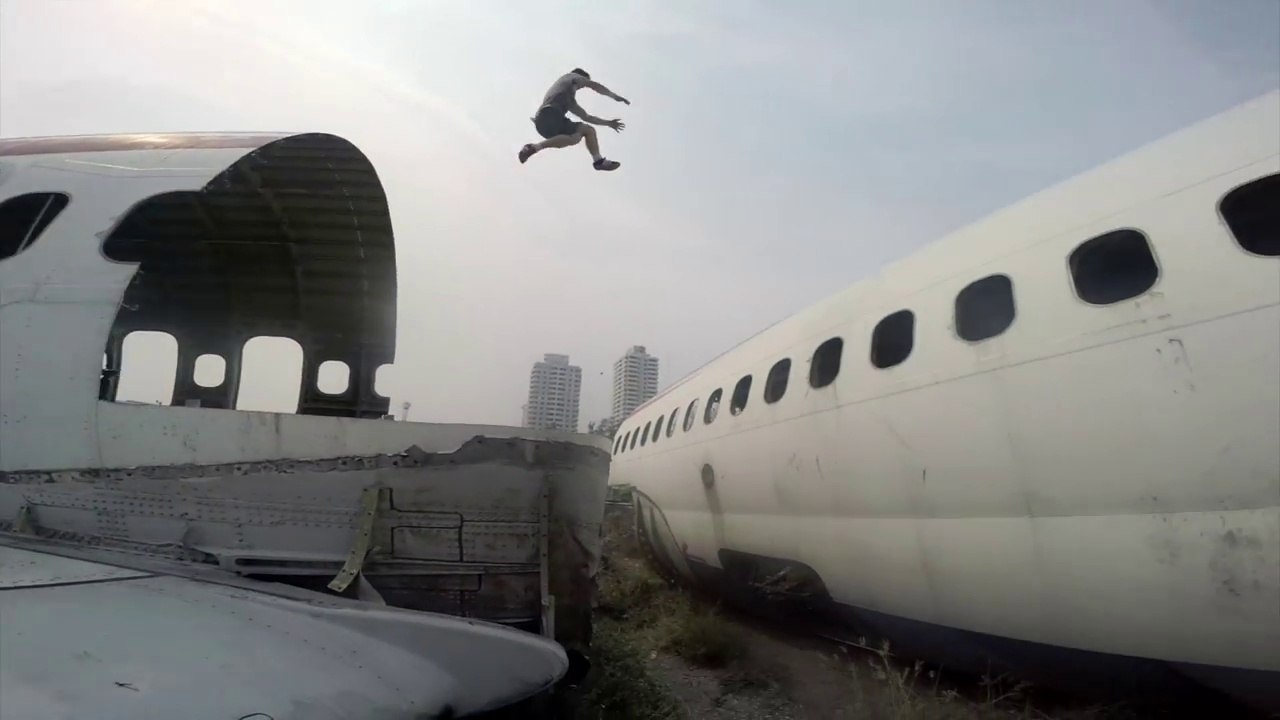 Sauts de fous entre des carcasses d'avions dans un dépôt à Bangkok !