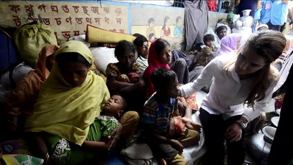 الملكة رانيا تزور مخيما للاجئي الروهينغا في بنغلادش