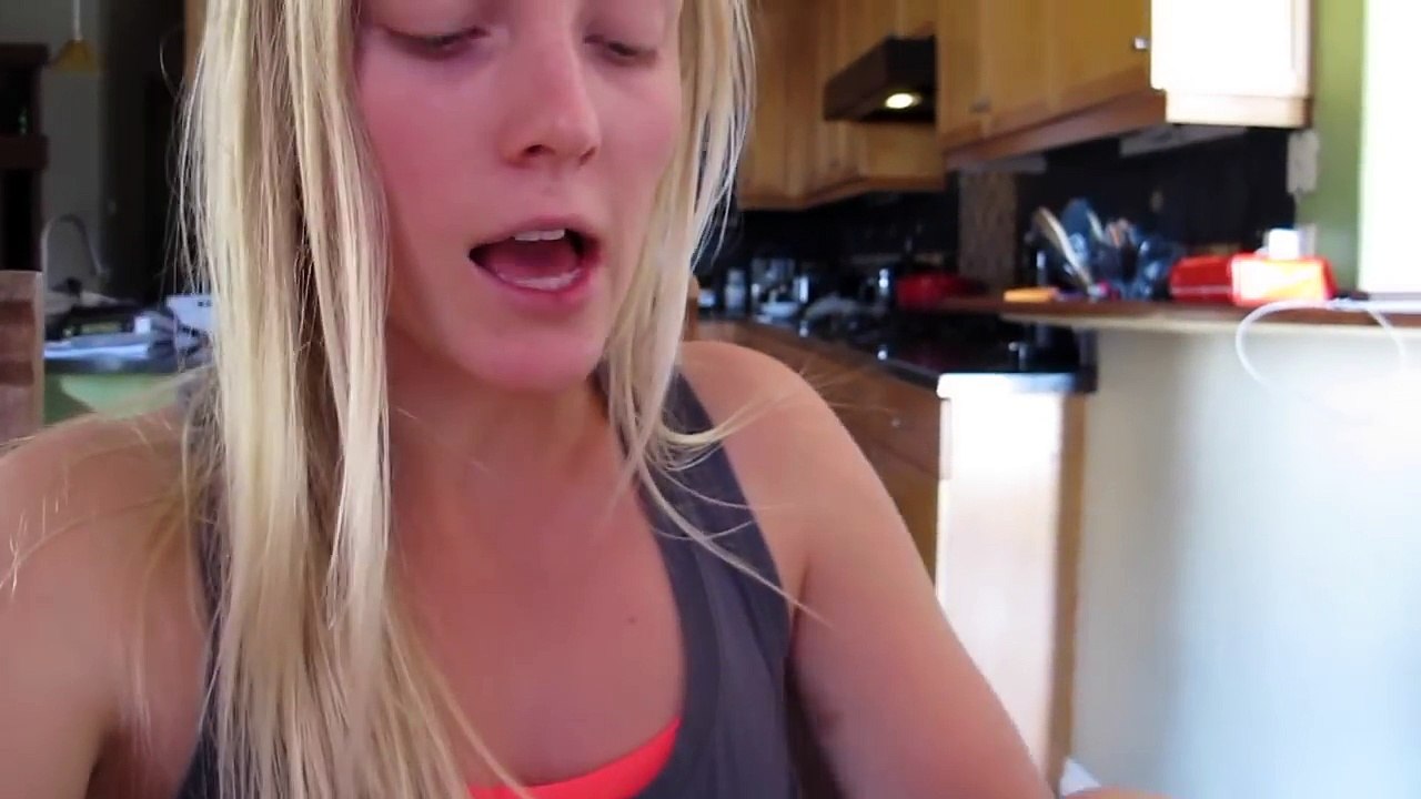 What I Eat In A Day +Getting b12 in my butt!