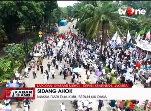 Dua Kubu Massa Kontra dan Pro Ahok Padati Depan Kementan
