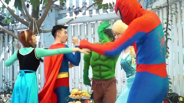 Phim hoat hinh siêu nhân người nhện và công chúa Elsa hóa trang!Siêu nhân phải làm sao với công chúa