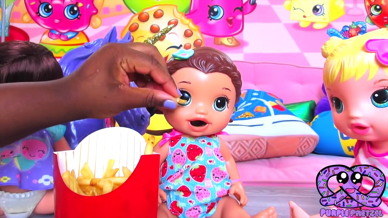 Taking Baby Alive Luna to Mcdonalds + eating french fries