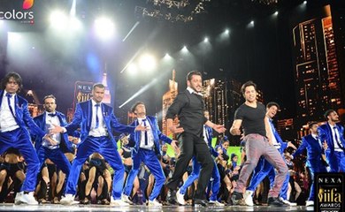 salman khan varun dhawan tan tana tan dance performance at iifa 2017