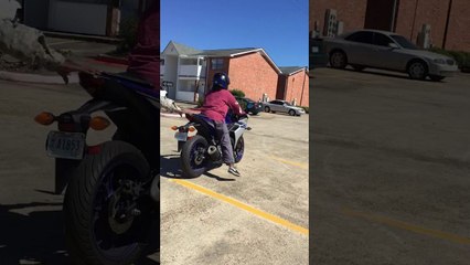 La femme de régis fait de la moto!