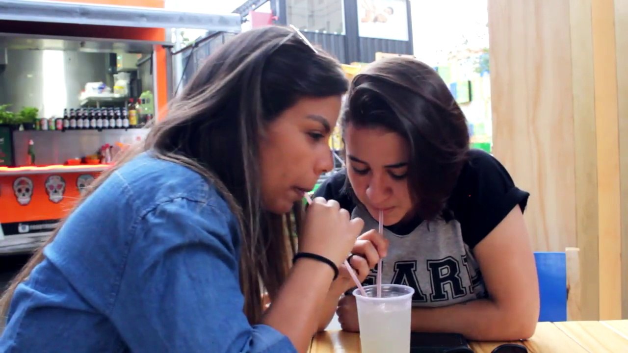 SAI COM UMA GAROTA