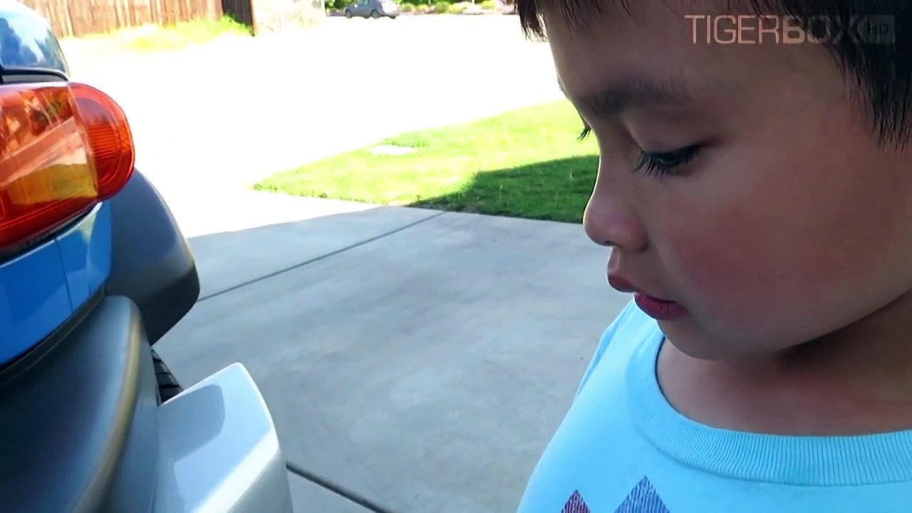 CARELESS DAD CRUSHES Gold Thomas Toy Train, Superman save Thomas and Friends Accidents Will Happen