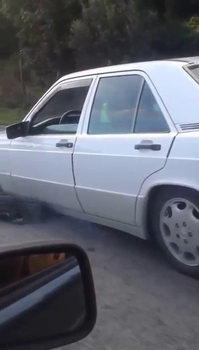 Quand tu croises une voiture qui roule sans roue avant! Taré...