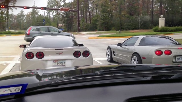 Quand 2 Corvettes font la courses et se plantent en même temps... Oups!
