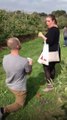 La réaction de sa copine quand il la demande en mariage est mythique... Bim!