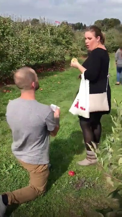 La réaction de sa copine quand il la demande en mariage est mythique... Bim!